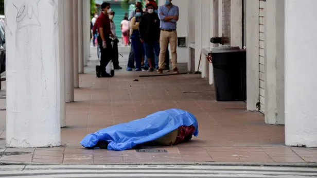 Son dakika: Dünya bu görüntüleri konuşuyor! Corona virüsten ölenleri sokaklara attılar!-2