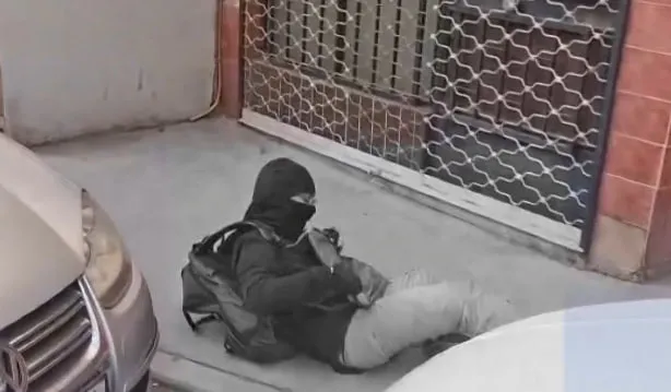 Saldırgan çantasından ses bombası çıkarıyor (Ekran görüntüsü)