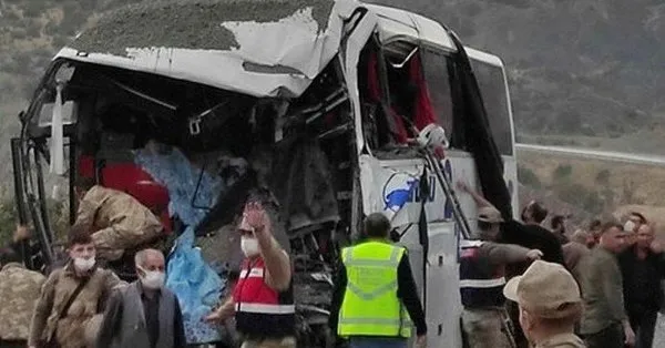 Son Dakika Bitlis Te Tir Ile Yolcu Otobusu Carpisti 2 Olu 12 Yarali Takvim