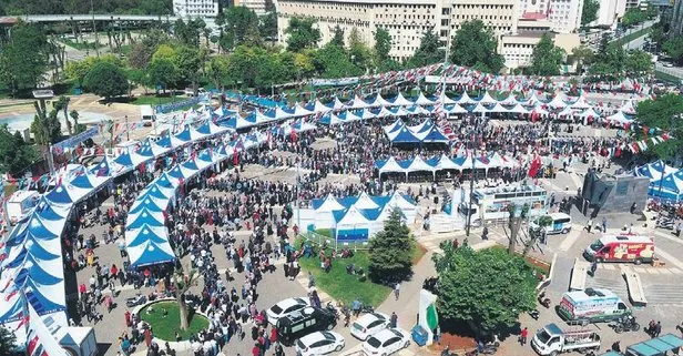 Gaziantep’te kan bağışına karşılık spor ayakkabı hediye edileceğini duyan vatandaşlar etkinlik meydanına akın etti