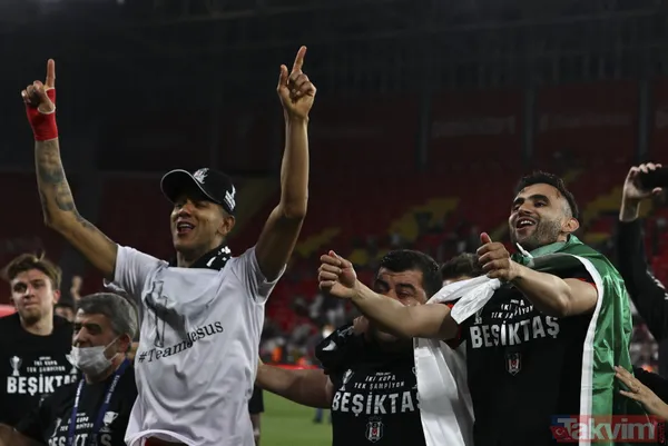 Ziraat Türkiye Kupası'nı kazanan Beşiktaş kupayı kaldırdı! İşte kutlamalardan kareler... - 50