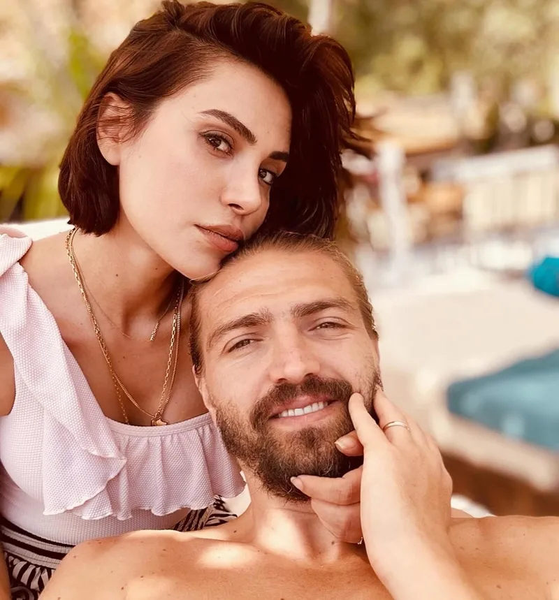 caner-erkinden-sukran-ovaliya-romantik-dogum-gunu-paylasimi-1775028457132.jpg Caner Erkin'den Şükran Ovalı’ya romantik doğum günü paylaşımı-4