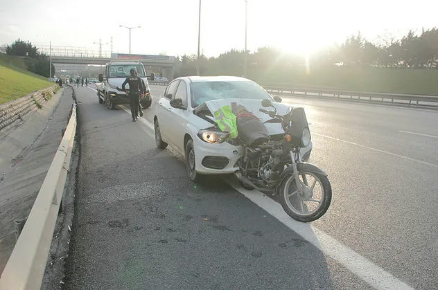 TEM'de akılalmaz kaza! Motosiklet araca ok gibi saplandı, sürücü metrelerce sürüklenerek can verdi