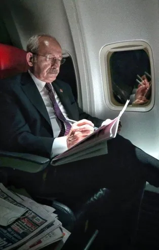 CHP'nin milyonlarca lira aktardığı PR ajansı Kemal Kılıçdaroğlu'nun uçak pozunda fena patladı
