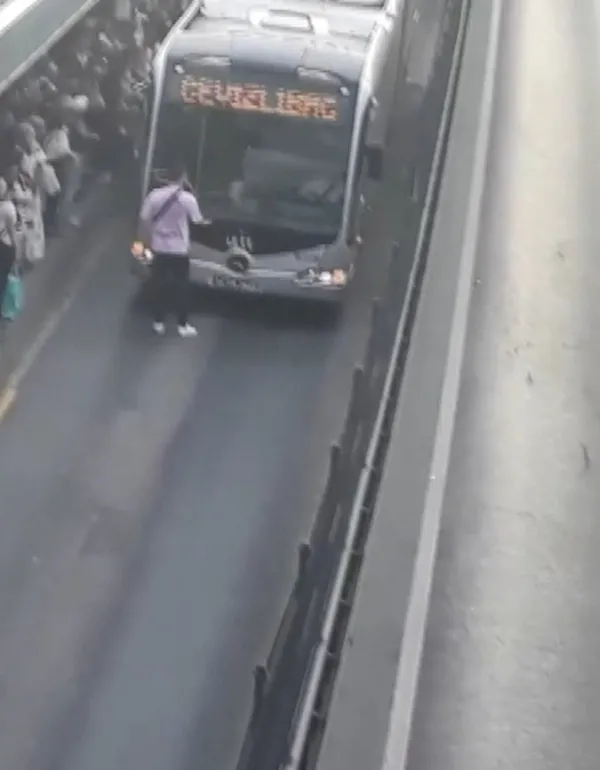 beylikduzunde-cile-yolcu-metrobusun-onunu-kesti-1654801551257.jpg Beylikdüzü'nde çile! Yolcu metrobüsün önünü kesti-3