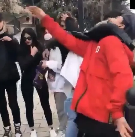 bursada-liseli-genclerin-kiz-icin-olumune-kavga-ettigi-esnada-kizlar-vurun-vurun-1615926985898.jpg Bursa'da liseli gençlerin kız için ölümüne kavga ettiği esnada kızlar: Vurun vurun-2