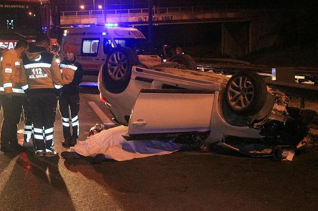 Son dakika: TEM'de feci kaza: Otomobil kamyona çarpıp takla attı: 2 ölü, 1 ağır yaralı
