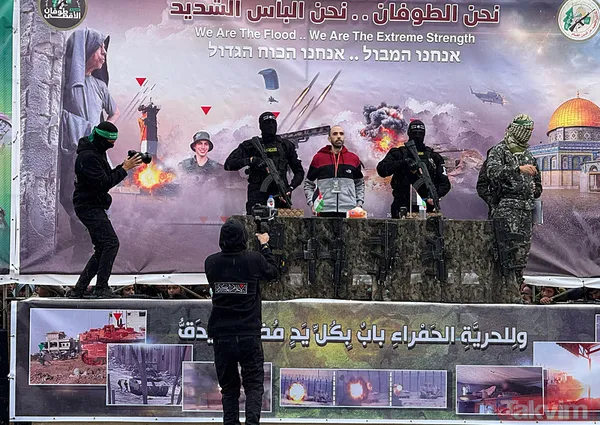 Kassam Tugayları’ndan takas alanında dünyaya mesaj: Ayakkabılarınızı çıkarın - 10