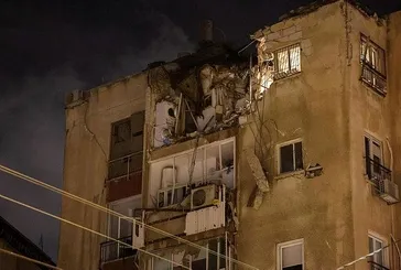 İsrail Gazze'de basın ofislerinin de bulunduğu 14 katlı binayı vurdu! Gazze'den Tel Aviv'e 150 roket daha: Bir bina çöktü