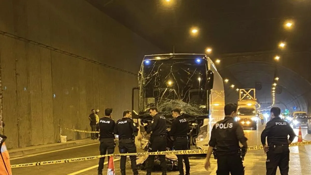 Sultangazi Cebeci Tüneli’nde motosikletlilerin ölüm yarışı! Otobüsle kafa kafaya çarpıştılar: 1 ölü 3 yaralı