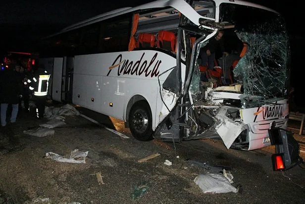 Manisa'da feci kaza! Yolcu otobüsü ile TIR çarpıştı-1