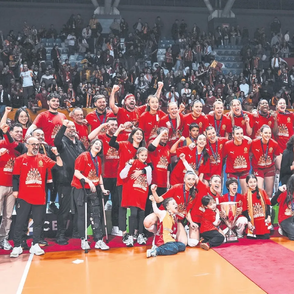 Sizi ceviyoruz aslan kızlar