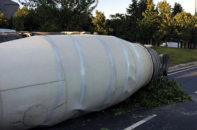 İstanbul'da feci kaza! Kontrolden çıkan beton mikseri devrildi