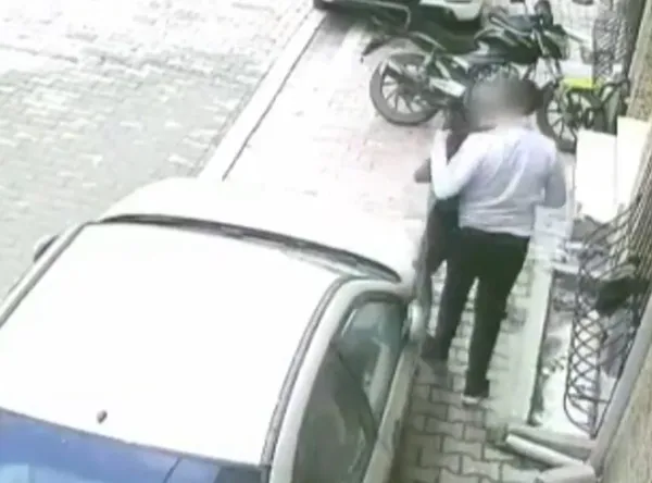 istanbul-esenyurtta-sokak-ortasina-buyuk-tuvaletini-yapti-o-anlar-kamerada-1638789409087.jpg İstanbul Esenyurt'ta sokak ortasına büyük tuvaletini yaptı! O anlar kamerada-10