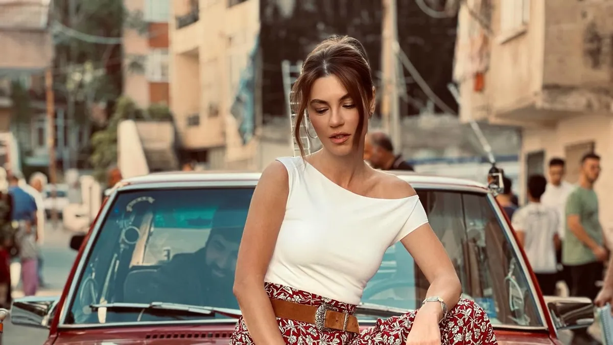 Altı Üstü İstanbul'un güzel oyuncusu Yüsra Geyik’ten set itirafı: "Koşa koşa gidiyoruz"