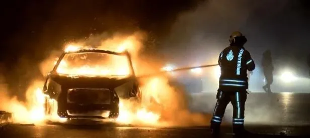 Kartal’da otomobil alev alev yandı