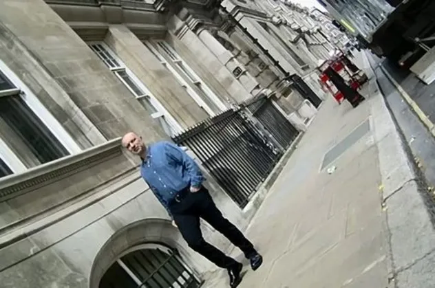 Firari FETÖ'cü Akın İpek'e Londra'da ev hapsi!