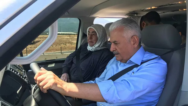 Binali Yıldırım, İstanbul-İzmir Otoyolu'nda minibüs kullandı