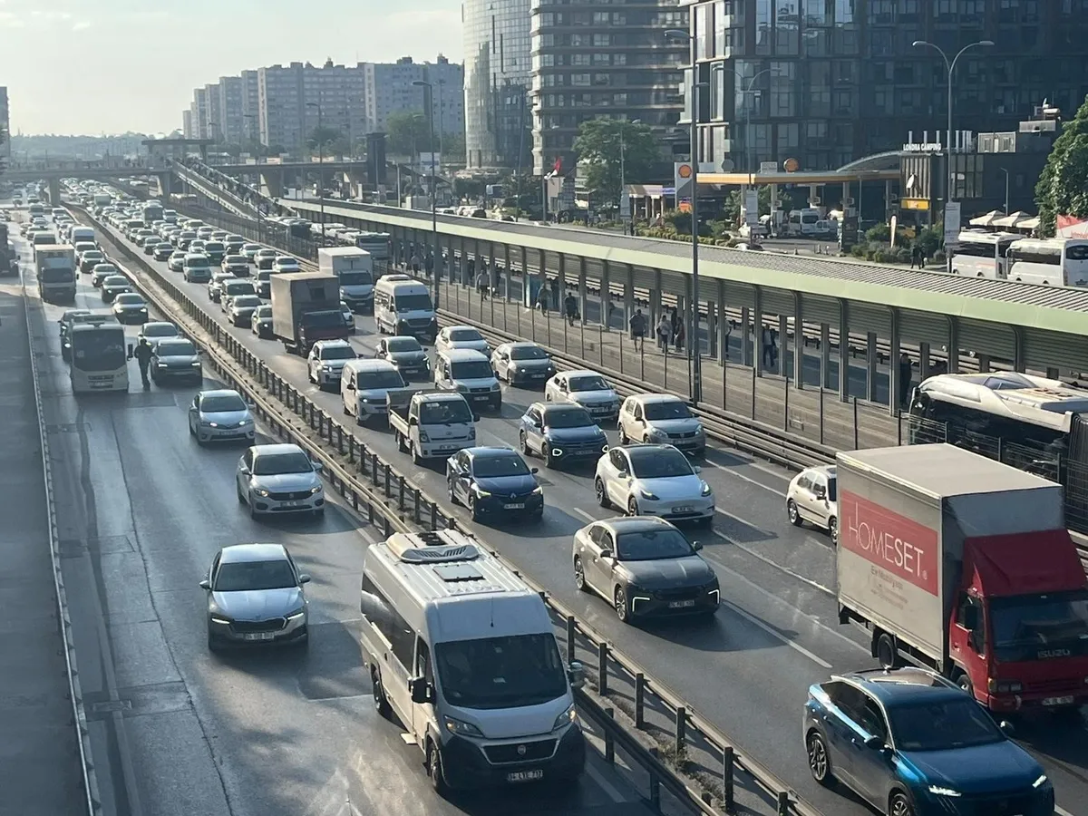 İstanbul'da 9 günlük tatil sonrası trafik çilesi başladı! İşe ve okula gidenler yola koyuldu yoğunluk yüzde 60'a çıktı-4