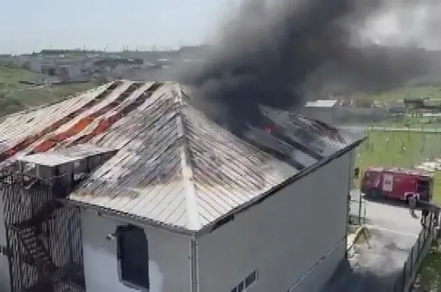 Arnavutköy'de 2 katlı depoda yangın