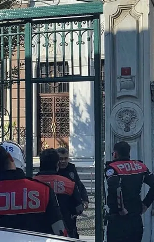 İstanbul'da ekipleri alarma geçiren olay! Ayin sırasında kiliseye atıldı ortalık karıştı! Arkasındaki gerçek herkesi şaşırttı