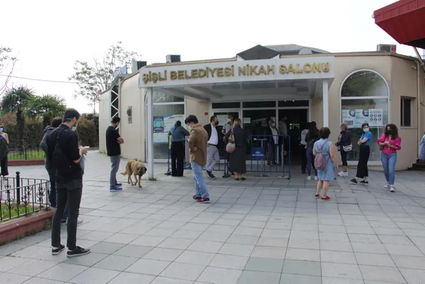 tam-kapanmasinin-sona-ermesiyle-birlikte-nikah-dairelerinde-yogunluk-olustu-1621243964954.jpg Tam kapanmasının sona ermesiyle birlikte nikah dairelerinde yoğunluk oluştu-7