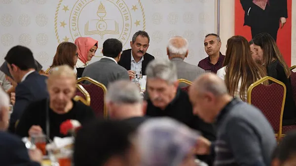 bakanlar-tam-kadro-depremzedelerle-iftar-yapti-1679769651976.jpg