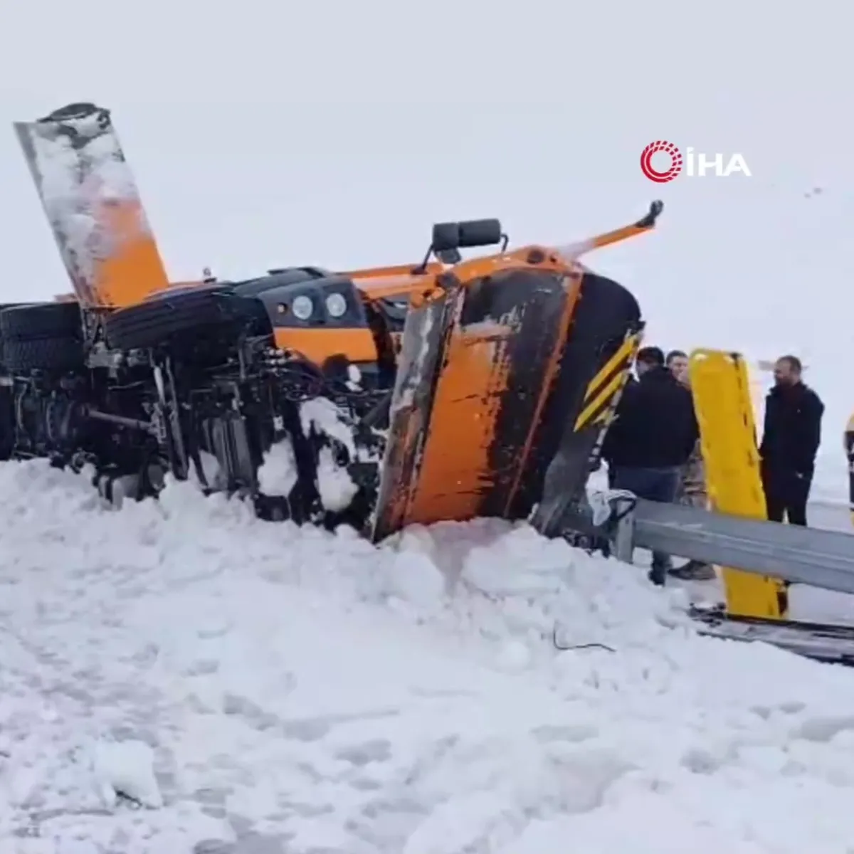 Kar küreme aracı kaza yaptı: 2 ölü