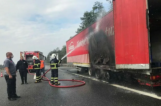 Son dakika: TEM de TIR alev alev yandı! Soğukkanlı sürücü yanan tırını sol şeride çekerek kazaları önledi