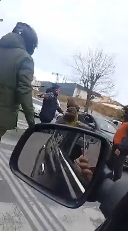 istanbulda-yol-verme-kavgasinda-silahina-sarildi-o-maganda-gozaltina-alindi-1771702012578.jpeg İstanbul'da yol verme kavgasında silahına sarıldı: O maganda gözaltına alındı-3