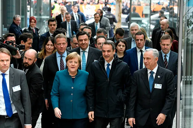 Merkel ve Miçotakis'e Berlin'de şok! Göçmen politikaları protesto edildi
