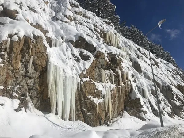 5-metrelik-buz-sarkitlari-zigana-daginda-gorenleri-sasirtan-manzara-1643367723021.jpg 5 metrelik buz sarkıtları! Zigana Dağı'nda görenleri şaşırtan manzara-5