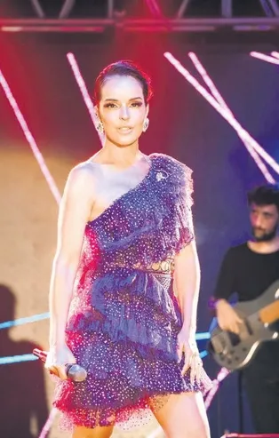 Bengü aylar sonra sahneye çıktı