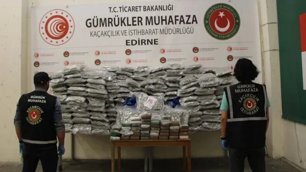 ticaret-bakani-omer-bolat-188-milyar-liralik-kacak-esya-ve-uyusturucu-maddeye-el-konuldu-1698040188765.jpeg Ticaret Bakanı Ömer Bolat: 18,8 milyar liralık kaçak eşya ve uyuşturucu maddeye el konuldu-2