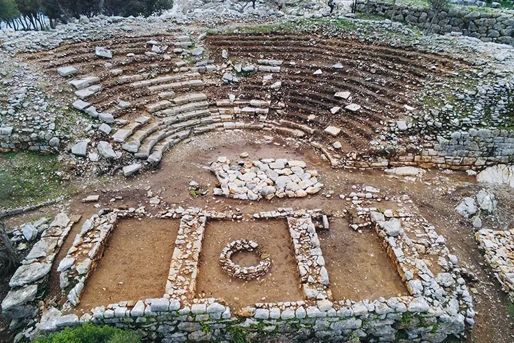 antik-kentte-2-bin-200-yillik-kira-sozlesmesi-bulundu-fidan-dikmeyene-agir-ceza-1776526567186.jpg Antik Kent'te 2 bin 200 yıllık kira sözleşmesi bulundu: Fidan dikmeyene ağır ceza-3