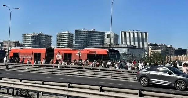 Metrobüs'te yangın paniği! Dumanlar yükseldi