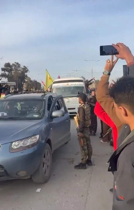 kuzu-postundaki-cakal-terore-dalkavukluk-yapiyor-suriyeye-sokulan-pkklilar-ve-ypg-safindaki-pesmergeler-ankara-1769090339001.jpeg Kuzu postundaki çakal teröre dalkavukluk yapıyor! Suriye'ye sokulan PKK'lılar ve YPG safındaki peşmergeler | Ankara Barzani'yi not etti-3