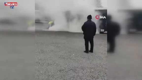 Zincirlikuyu’da metrobüsten dumanlar yükseldi: Yolcular tahliye edildi | VİDEO