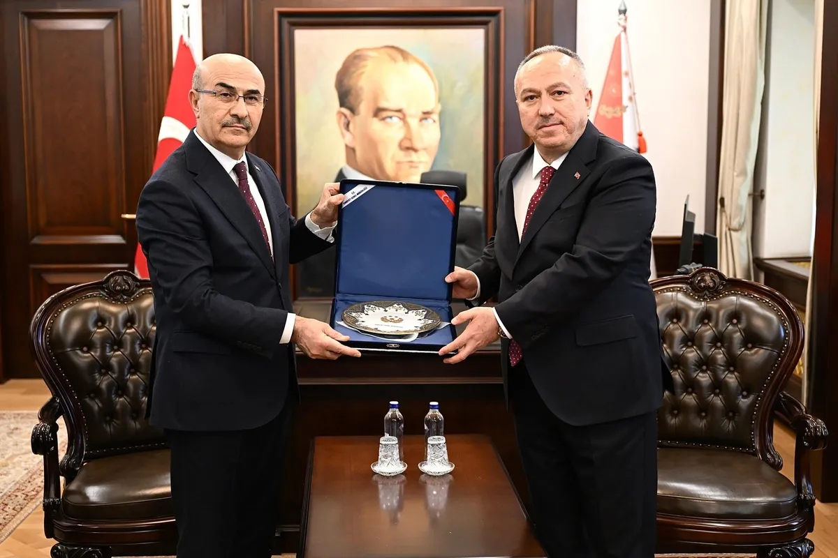 emniyet-genel-mudurlugunde-bayrak-degismi-ali-fidan-gorevi-devraldi-1777575204657.jpeg Emniyet Genel Müdürlüğü'nde bayrak değişimi: Ali Fidan görevi devraldı-3