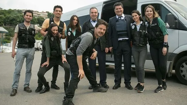 arka-sokaklarda-kacan-kacana-7si-de-ilisigini-kesti-merve-oflaz-oya-akar-derken-simdi-de-1629446437172.jpg 7'si de ilişiğini kesti! Merve Oflaz, Oya Okar derken şimdi de... Arka Sokaklar'da kaçan kaçana!-2