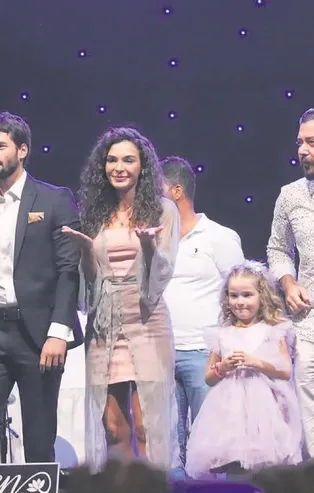 Hercai'nin yıldızları Ebru Şahin ile Akın Akınözü, ‘Midyat Turizm Elçisi’ unvanına layık görüldü