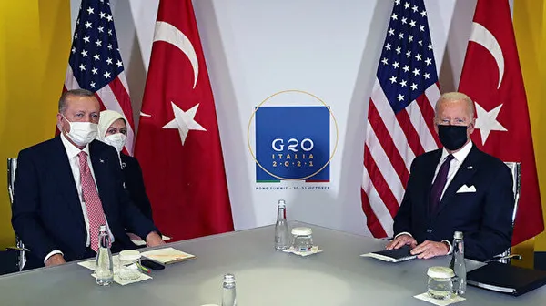 sozcunun-bas-provokatoru-emin-colasan-baskan-erdoganin-basortulu-tercumanindan-rahatsiz-oldu-1636022692571.jpg Sözcü'nün provokatörü Emin Çölaşan, Başkan Erdoğan'ın başörtülü tercümanından rahatsız oldu-4