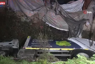 Üsküdar'da çöp kamyonu dereye uçtu!