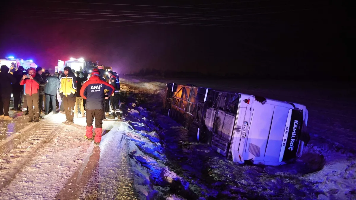 Aksaray'da yolcu otobüsü devrildi: 20 yaralı