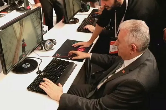Binali Yıldırım 'PUBG' oynadı: ''Torunlar oynuyor ama öğretmiyor'' dedi