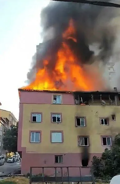 Son dakika: Esenyurt'ta bir binanın çatısında yangın çıktı-2