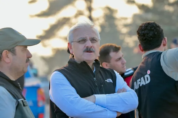 İzmir'de orman yangınına müdahale eden helikopter Tahtalı Barajı'na düştü! Aranan 3 kişiden acı haber geldi-6