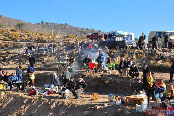 Son anda kurtuldular! Manisa'da deve güreşlerinde ezilme tehlikesi - 33