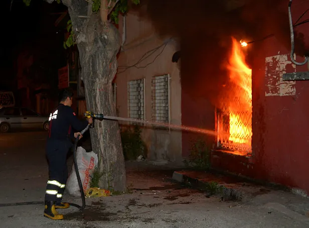 Evi ateşe verip kendisini içeri kapattı!-3