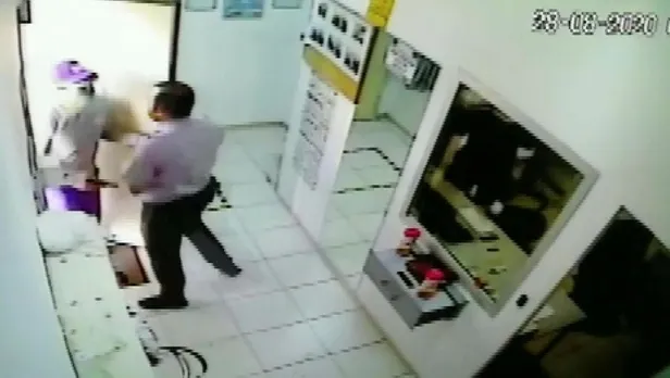 Son dakika: Denizli'de soygunculara güvenlik şoku: Tek başına püskürttü-3